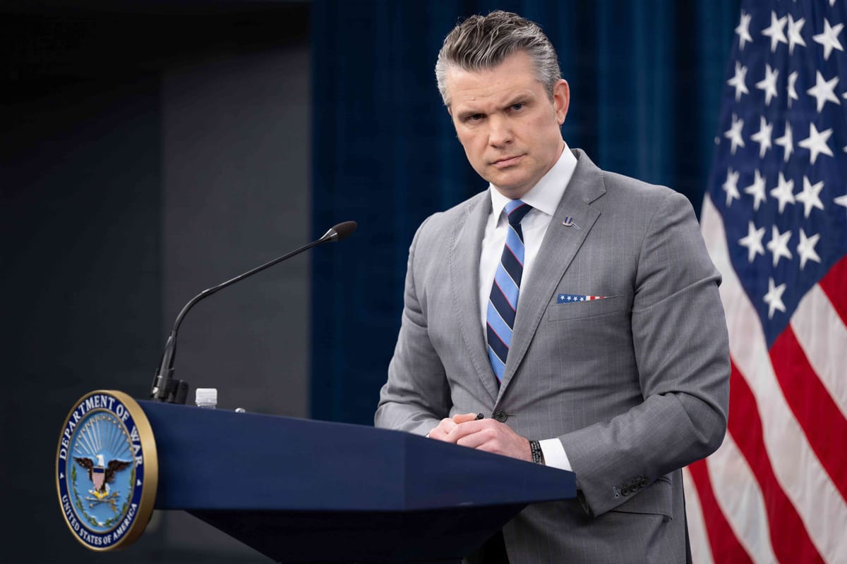 Hegseth blocca le promozioni di donne e ufficiali neri nella Marina americana