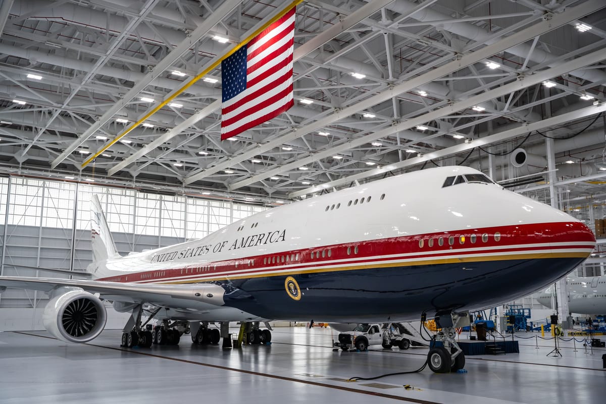 Trump svela il nuovo Air Force One regalato dal Qatar, "l'aereo più lussuoso del mondo"