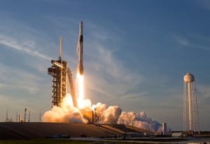 Starship di SpaceX raggiunge lo spazio ma si disintegra durante il rientro