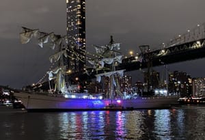 Veliero messicano si schianta contro il ponte di Brooklyn: due morti e 22 feriti