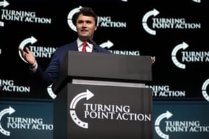 L’assassinio di Charlie Kirk e il pericolo della violenza politica negli Stati Uniti