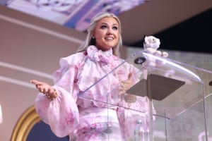 Erika Kirk alla guida di Turning Point USA dopo l’uccisione del marito