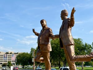 Reinstallata a Washington la statua di Trump che tiene per mano Jeffrey Epstein