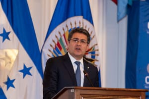 Trump promette la grazia all'ex presidente dell'Honduras Hernandez
