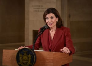 Mamdani dovrà convincere la governatrice Hochul e non sarà semplice