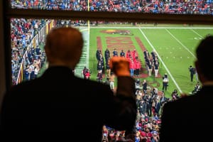 Trump fischiato allo stadio NFL mentre appare in diretta tv dalla cabina di commento