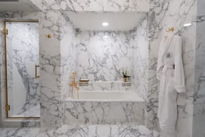 Trump ristruttura il bagno della Lincoln Bedroom: marmo bianco e nero al posto del vecchio stile Art Déco