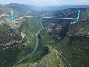 Il ponte più alto del mondo divide Stati Uniti e Cina tra trionfalismo e pessimismo
