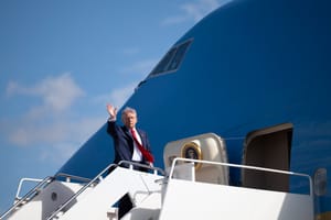 Air Force One torna indietro per un problema elettrico, Trump riparte con un altro aereo