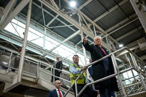 Trump mostra il dito medio a un operaio Ford che lo aveva chiamato "protettore di pedofili"