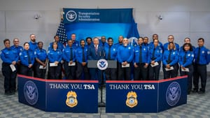 Trump minaccia di schierare agenti dell'immigrazione negli aeroporti