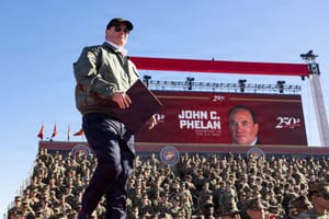 Licenziato il segretario della Marina John Phelan