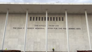 Un giudice ordina di togliere il nome di Trump dal Kennedy Center