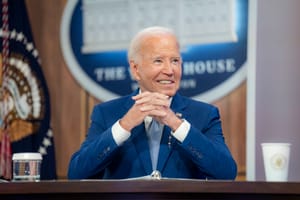 Biden torna in pubblico e attacca Trump, ma i Dem vogliono voltare pagina