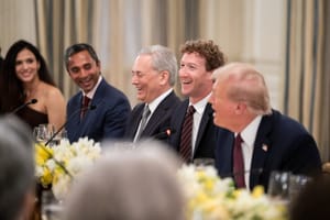 Trump prendeva in giro Zuckerberg e Bezos mostrando i loro messaggi adulatori