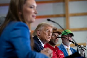 Trump compie 80 anni e si vedono i segni dell'età