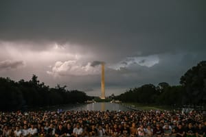 Trump ha speso 14,2 milioni di dollari per sistemare la vasca del Lincoln Memorial, ma è di nuovo verde