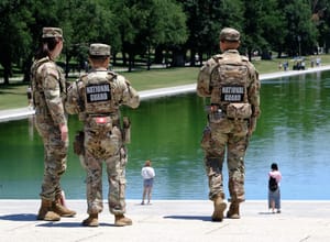 Trump minaccia dieci anni di carcere per chi danneggia lo specchio d'acqua del Lincoln Memorial