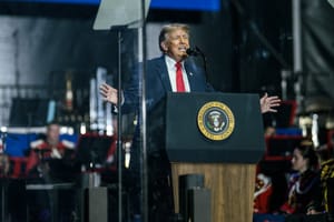 Trump dice che potrebbe essere "il più grande comunista della storia"