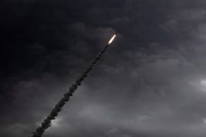 Stati Uniti e Iran tornano a colpirsi nello Stretto di Hormuz e mettono a rischio la tregua