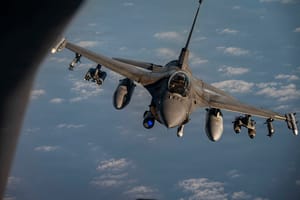 Gli Stati Uniti bombardano di nuovo l'Iran che chiude lo stretto di Hormuz