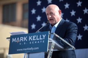 Mark Kelly, il senatore-astronauta che sfida Trump e pensa alla Casa Bianca