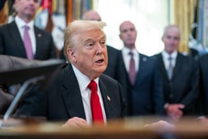 Trump annuncia dazi del 100% sui farmaci generici importati a partire dal 2028