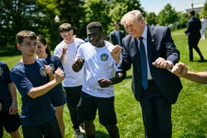 La fissazione di Trump per la bellezza maschile allarmava i suoi collaboratori