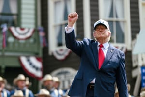 Trump dice che non c'è nulla di sbagliato nell'aver guadagnato 2,2 miliardi da presidente