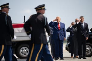 Trump minaccia di bombardare ponti e centrali elettriche in Iran e prepara l'escalation