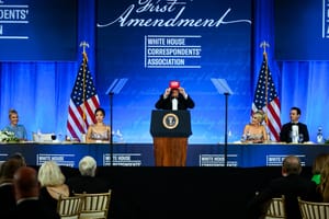 Trump insulta i giornalisti per un'ora alla cena dei corrispondenti