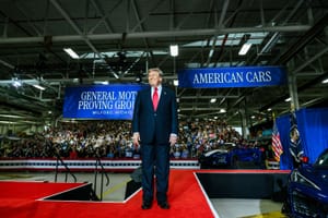 Trump celebra i dazi in un comizio in Michigan a otto giorni dalle primarie