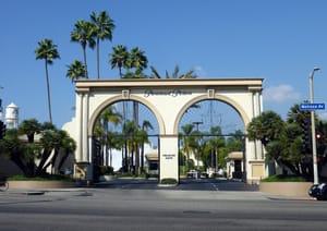 Dodici Stati americani fanno causa per bloccare la fusione tra Paramount e Warner Bros
