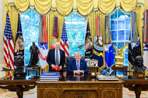 L'amico d'infanzia che spinge Trump a dichiarare l'emergenza nazionale per controllare le elezioni