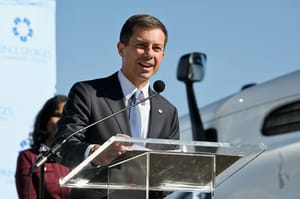 Buttigieg contro il "ritorno alla normalità": ai Dem non basta riparare i danni di Trump