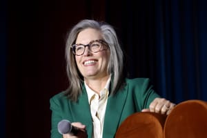 In Arizona la governatrice Dem Katie Hobbs corre per la rielezione con un ex repubblicano