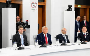 Trump respinge i limiti sull'IA: basta "un presidente forte e intelligente" come lui