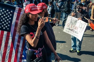 Giovani e ispanici abbandonano Trump, alle midterm i Dem recuperano fino a 23 punti