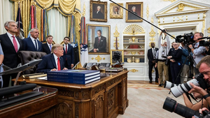 A un mese dal voto Trump intende dare 90 dollari a oltre 20 milioni di anziani