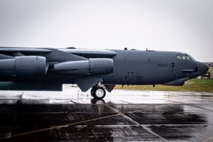 Minaccia di droni iraniani, gli USA ritirano 12 bombardieri dal Regno Unito