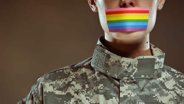 Trump ripristina il divieto ai transgender nell'esercito e reintegra i militari no-vax