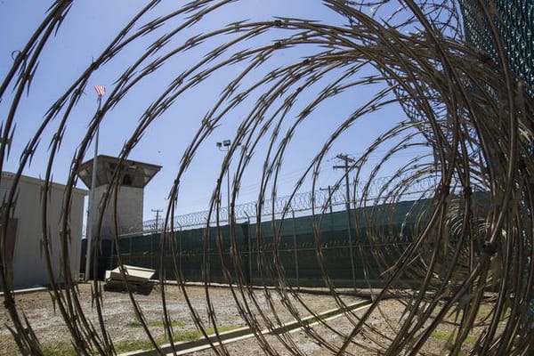 Migranti a Guantánamo: testimonianze parlano di dure condizioni di detenzione e tentativi di suicidio