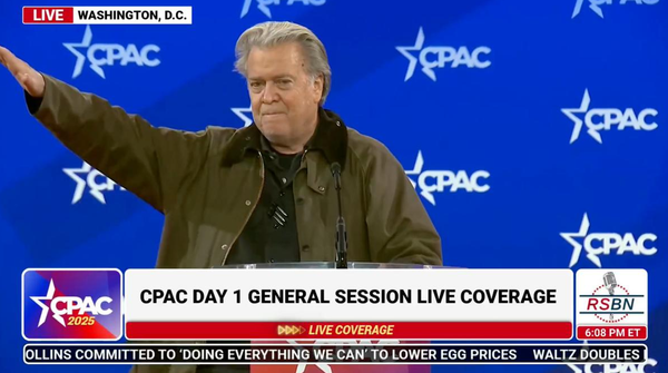 Nuova controversia al CPAC: Bannon fa il saluto romano, la destra francese volta le spalle