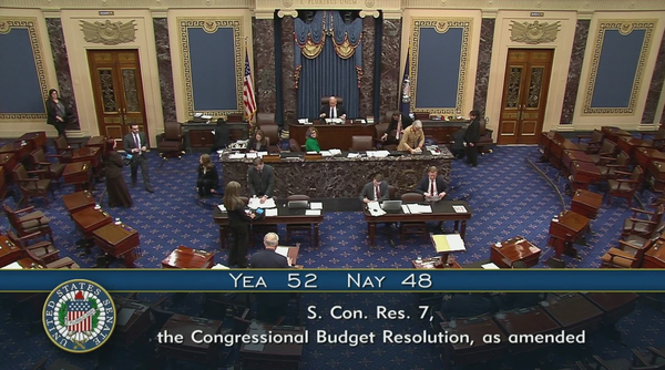Il Senato ha approvato una versione ridotta della 'budget resolution' dando il via allo scontro con la Camera