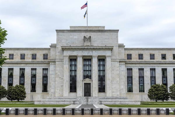 La Federal Reserve mantiene stabili i tassi di interesse mentre la guerra commerciale di Trump causa incertezza