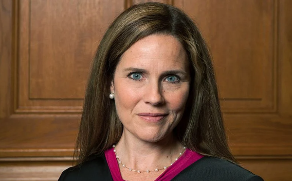 Il mondo MAGA si scaglia contro la giudice della Corte Suprema Amy Coney Barrett