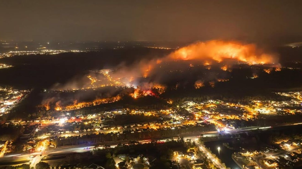 Incendi boschivi nelle Caroline: evacuazioni e Stato di emergenza in South Carolina