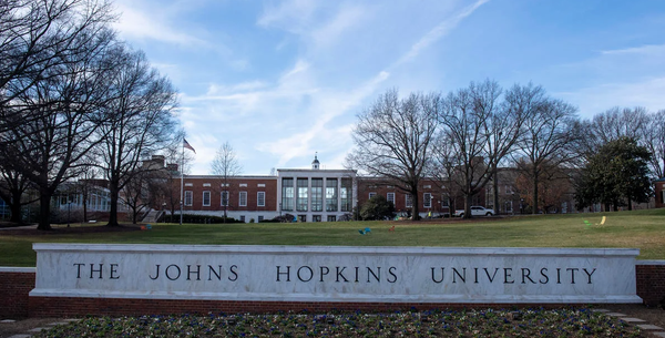 Johns Hopkins University elimina oltre 2.000 posti di lavoro a causa dei tagli di Trump