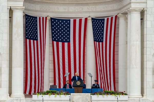 Trump elogia i caduti e attacca Biden nel discorso del Memorial Day