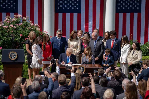 Trump firma una legge federale contro i deepfake sessuali e il revenge porn
